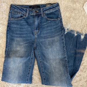 Risen straight jeans, distressed on the bottom